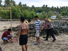Sambut HUT Desa, Bhabinkamtibmas Romnus bersama Warga gotong royong siapkan sarana olahraga