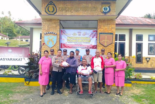 Berbagi kasih jelang Hari Bhayangkara ke-80, Polsek Nirunmas berikan Bansos bagi Lansia dan Disabilitas