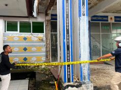 Cegah potensi bahaya, Polres Kepulauan Tanimbar pasang Police Line di gedung Puskesmas Saumlaki