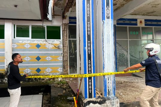 Cegah potensi bahaya, Polres Kepulauan Tanimbar pasang Police Line di gedung Puskesmas Saumlaki