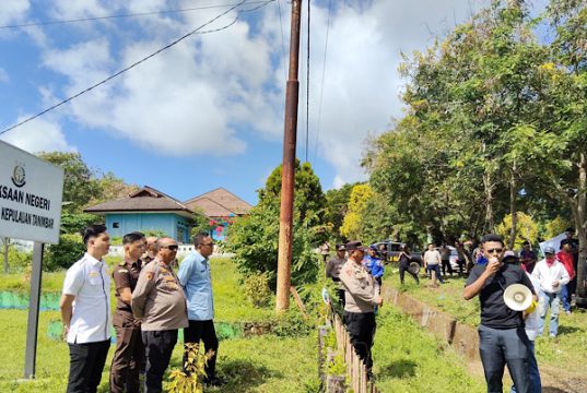 Polres Kepulauan Tanimbar kawal ketat aksi Unras oleh Forum Cinta Bumi Tanimbar di Kantor Kejaksaan Negara
