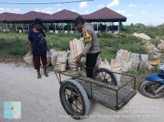 Bantu Warga angkat material bangunan, Bhabinkamtibmas Rumngeur tunjukkan aksi humanis
