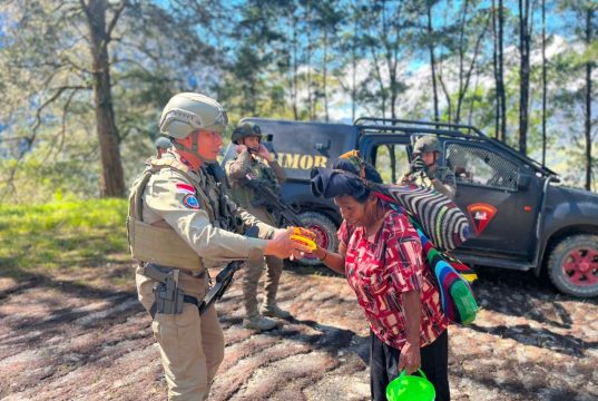 Menyapa dari Jantung Papua, Patroli Humanis Satgas Damai Cartenz Perkuat Kedekatan dengan Warga Ilaga