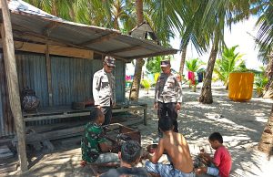 Jamin rasa aman dan bangun kedekatan, Polsek Fordata gelar patroli dialogis siang hari