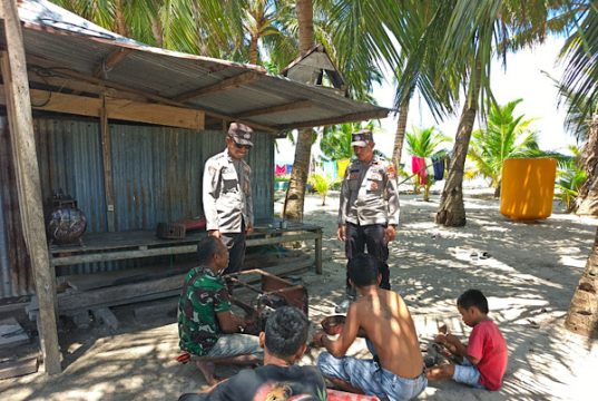 Jamin rasa aman dan bangun kedekatan, Polsek Fordata gelar patroli dialogis siang hari