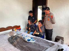 Wujud empati, Kapolres Kepulauan Tanimbar melayat ke rumah duka Personel Kompi 3 Yon C Pelopor Brimobda Maluku