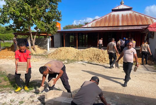 Wujud kepedulian, Personel Polres Kepulauan Tanimbar gotong royong ratakan tanah pembangunan Masjid Al-Ikhlas